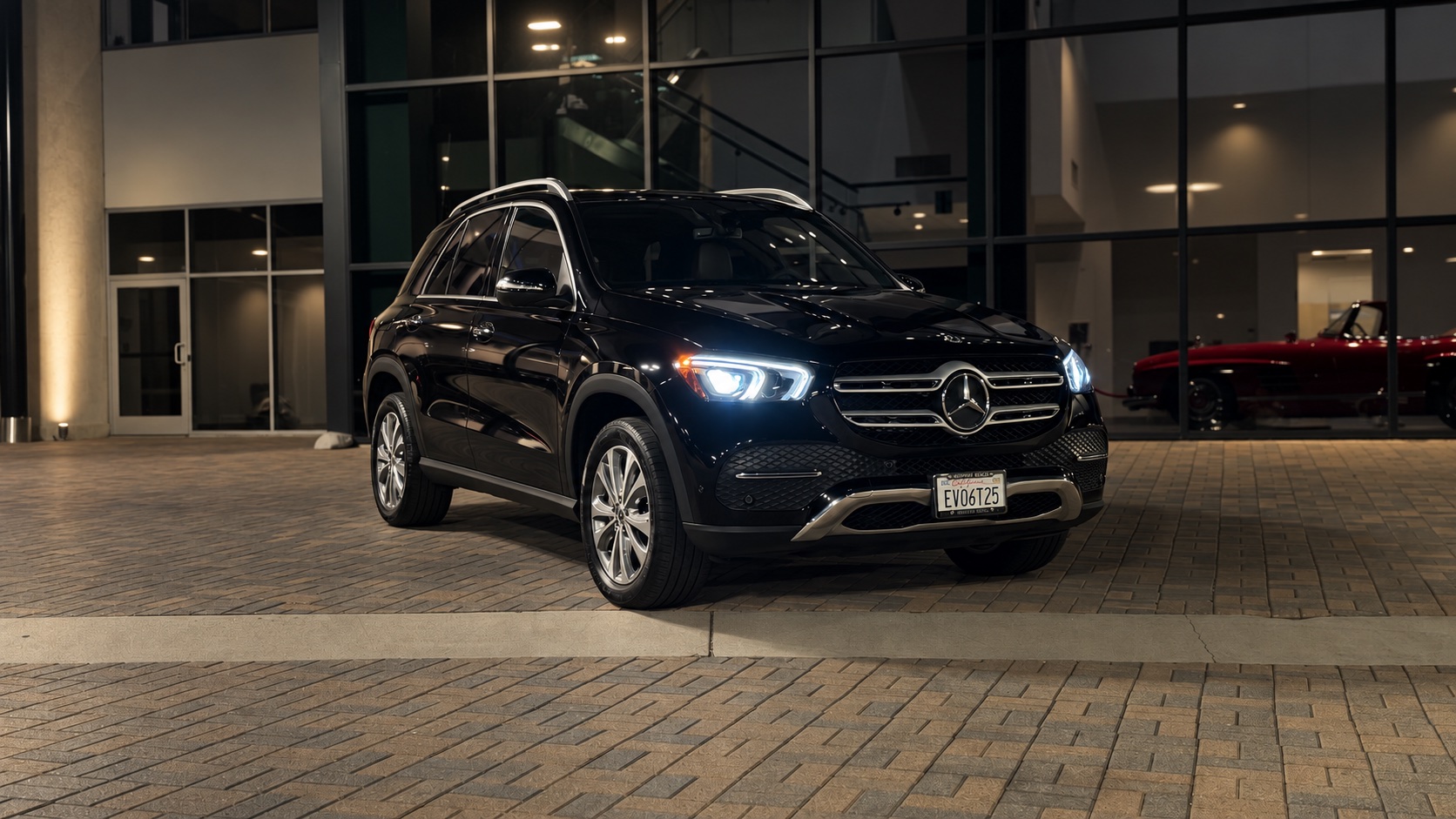 2022 Mercedes-Benz GLE 350 front three-quarter view at night