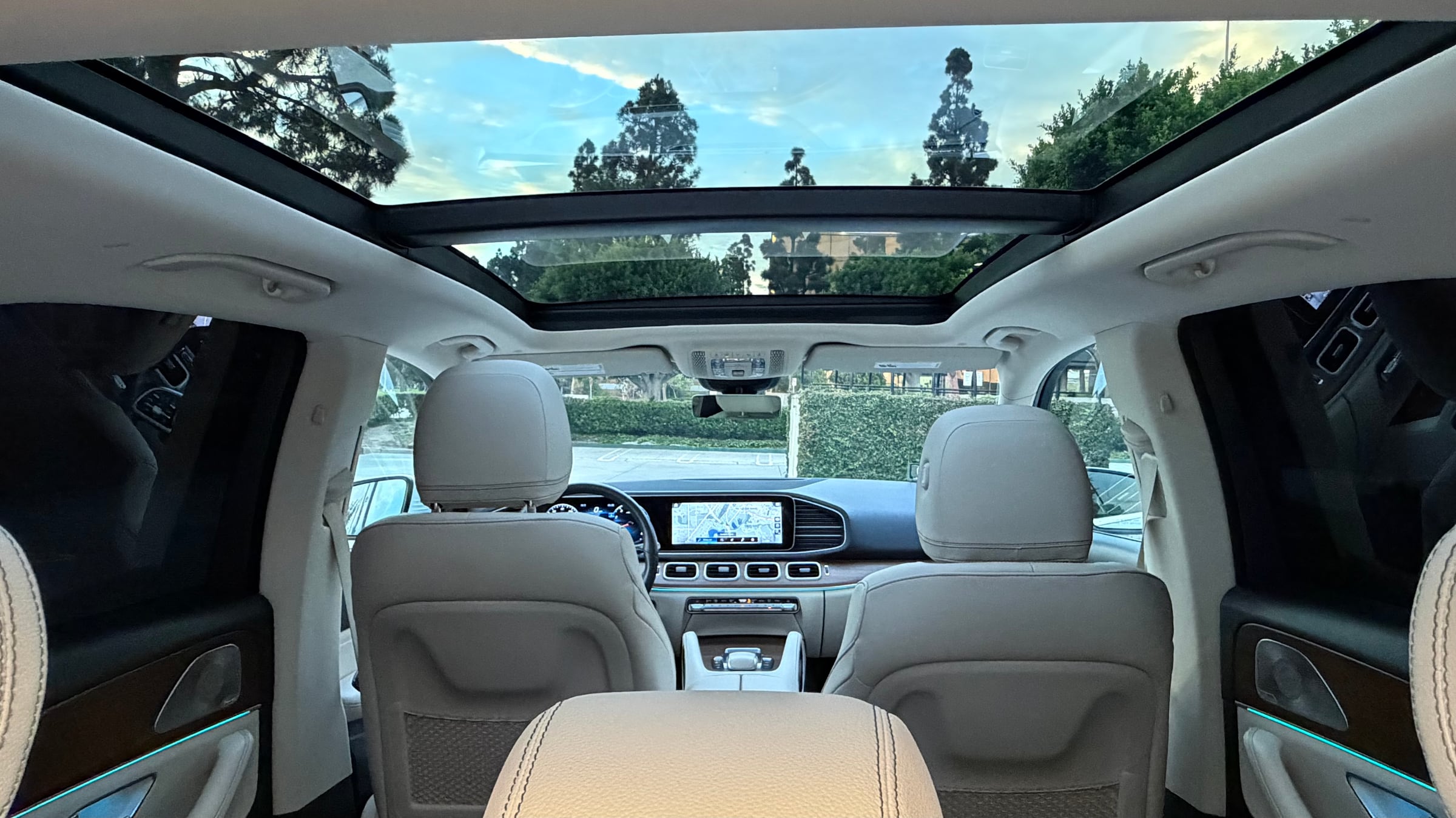 Mercedes-Benz GLE 350 panoramic glass roof and white leather cabin